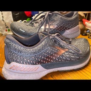 Brooks running sneakers Sz8 GUC